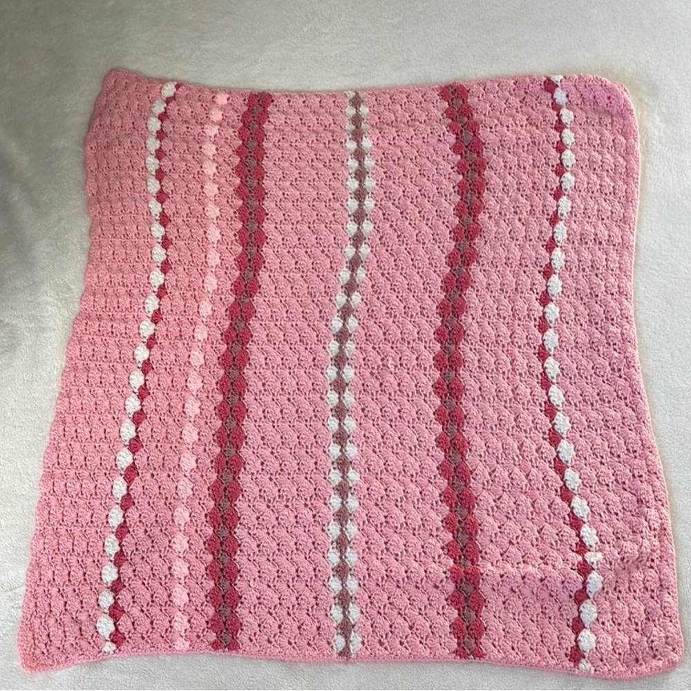 Beautiful handmade pink crochet baby blanket - Picture 2 of 3